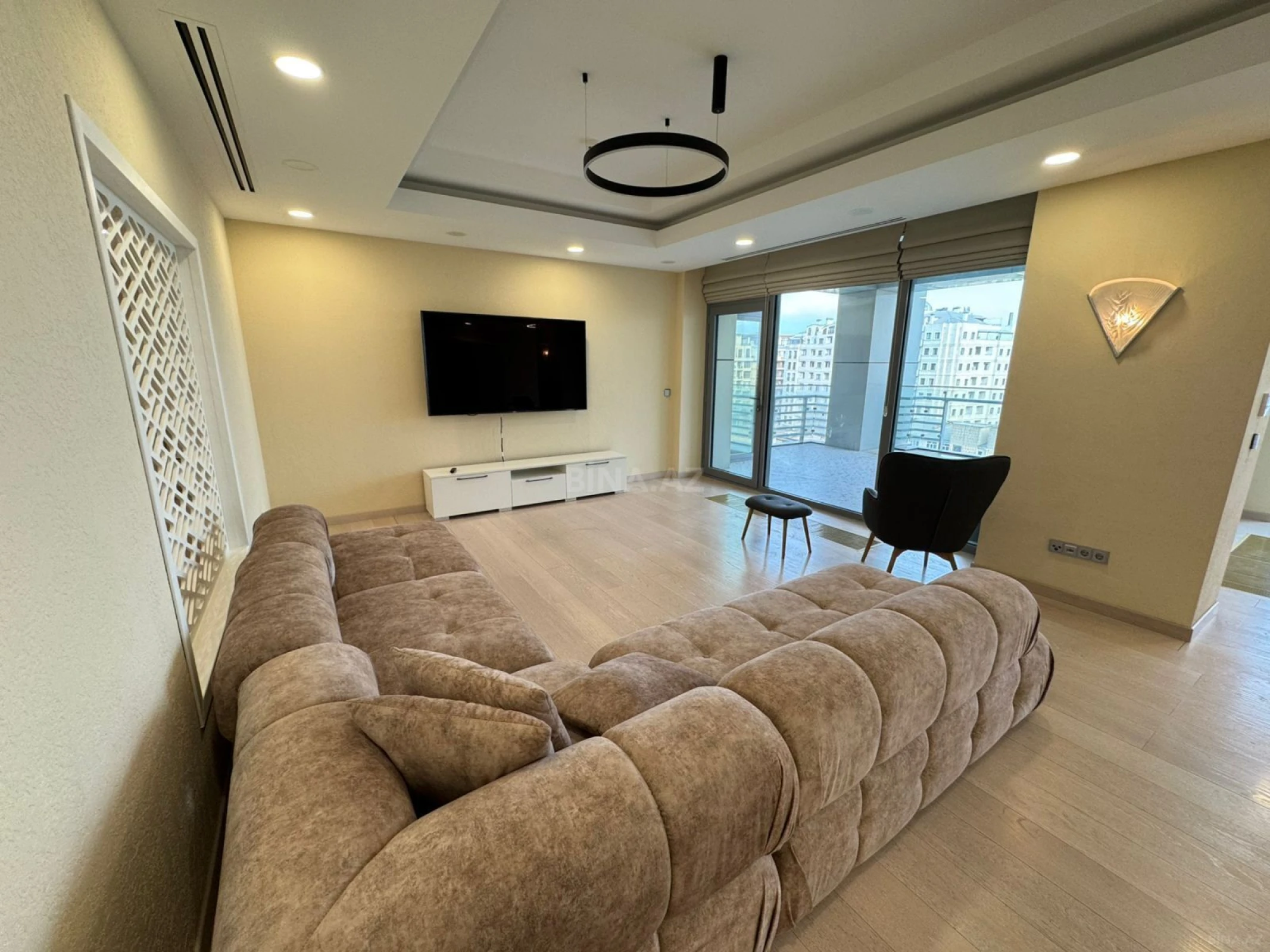 Kirayə verilir 4 otaqlı mənzil 325 m²