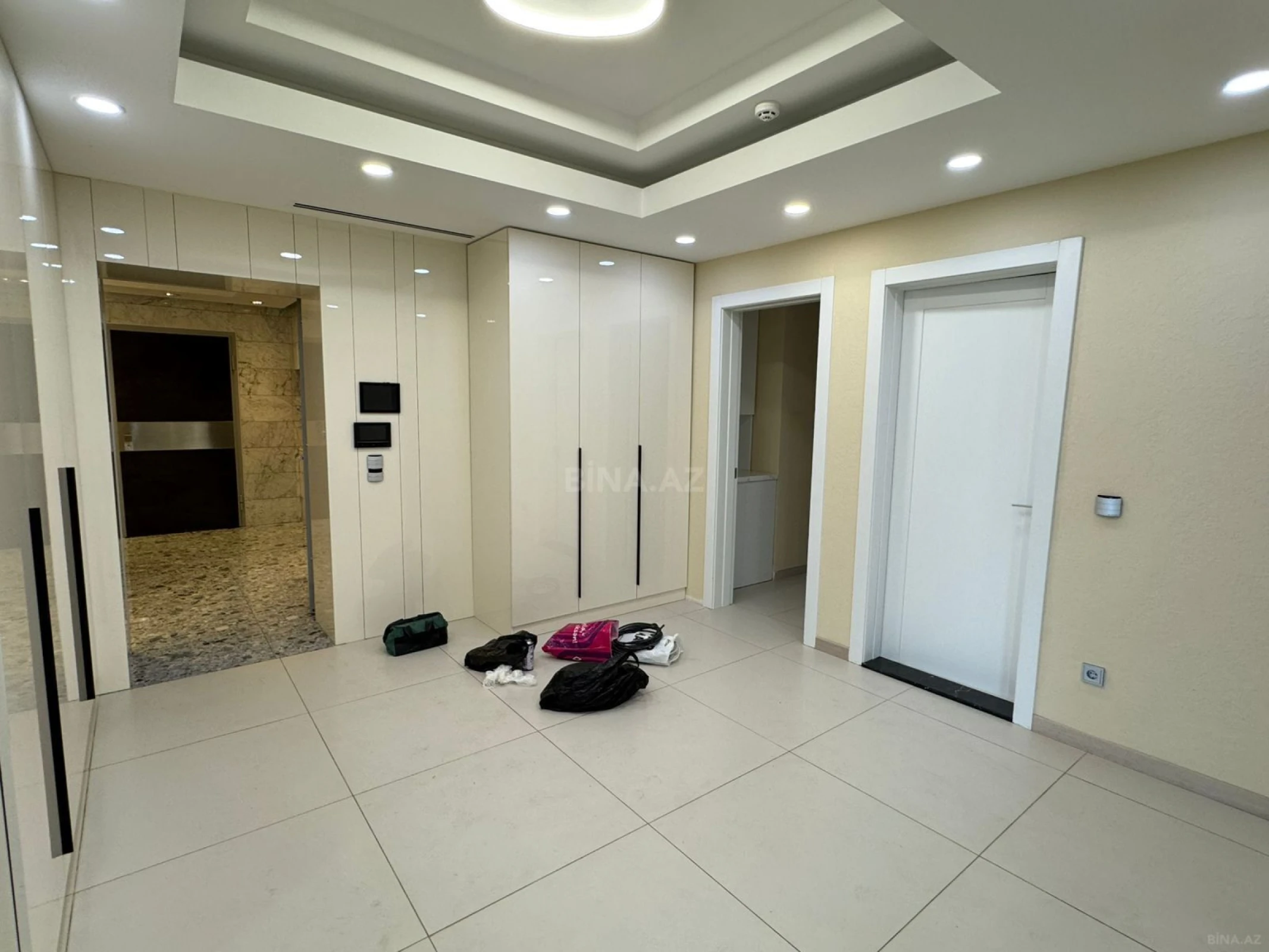Kirayə verilir 4 otaqlı mənzil 325 m²
