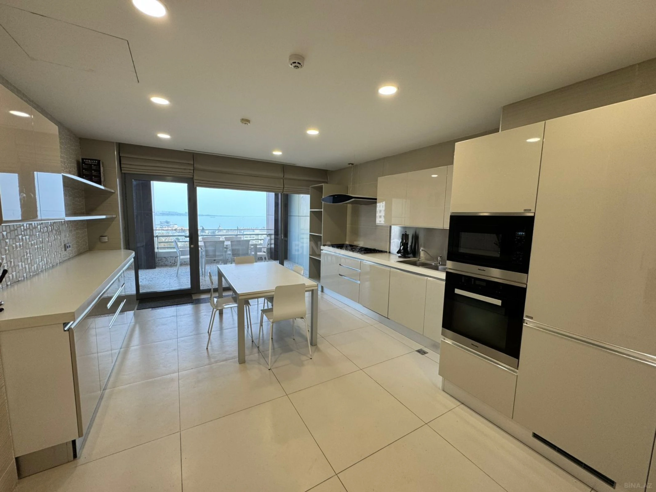 Kirayə verilir 4 otaqlı mənzil 325 m²