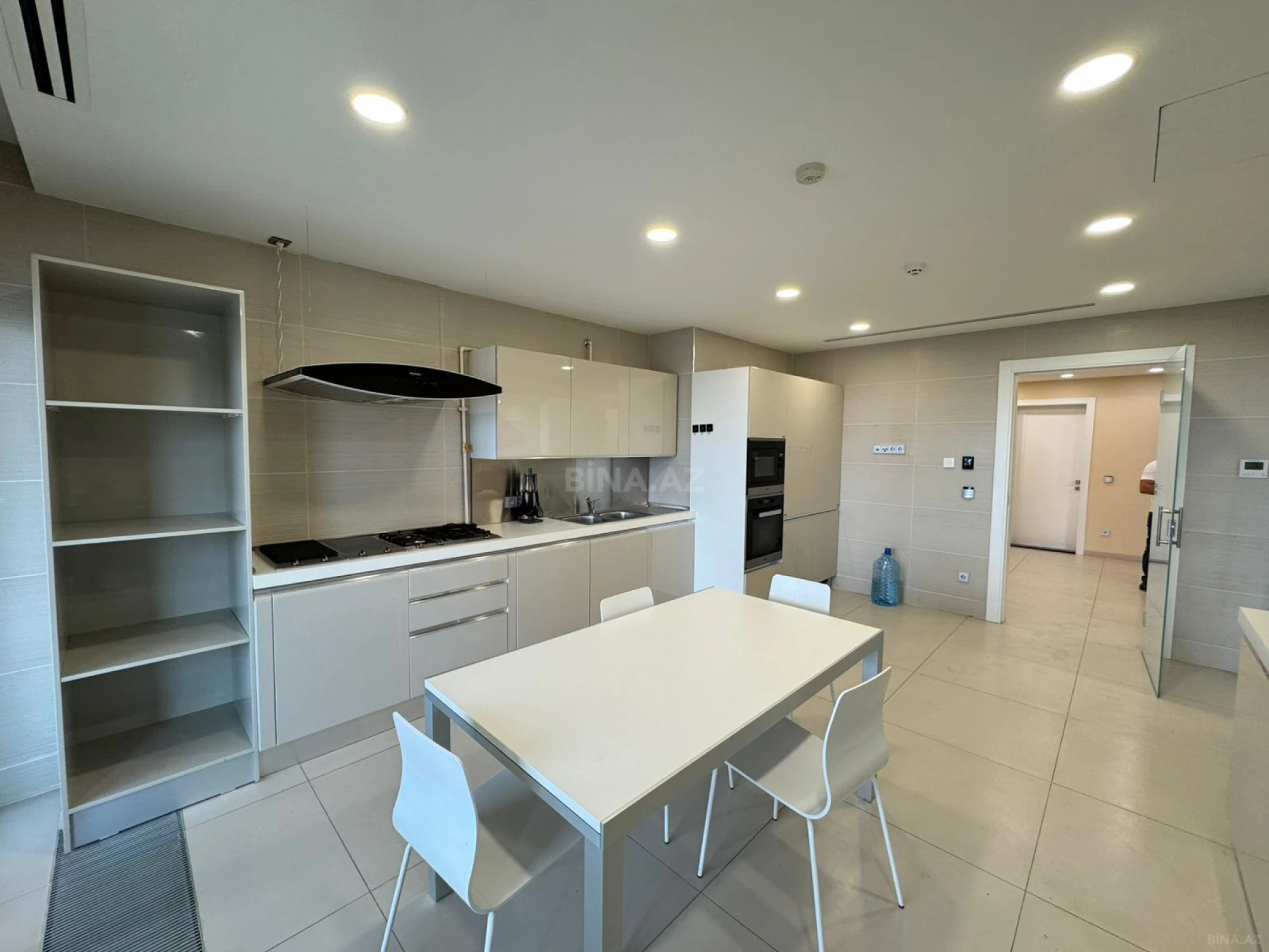Kirayə verilir 4 otaqlı mənzil 325 m²