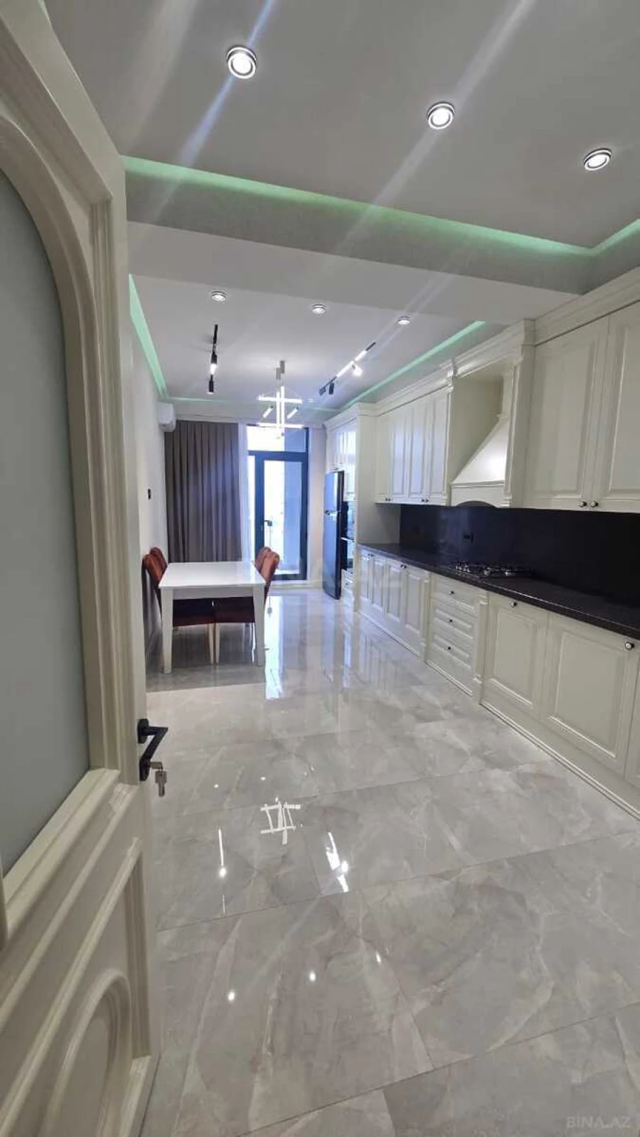 Kirayə verilir 2 otaqlı mənzil 105 m²
