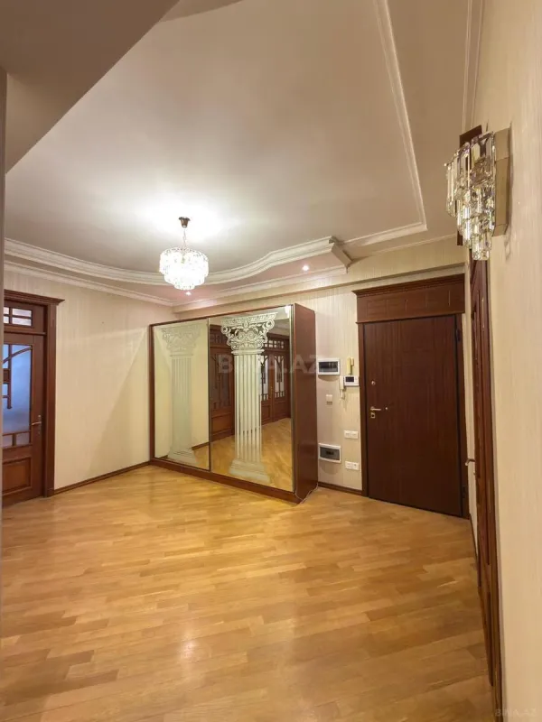 Satılır 3 otaqlı mənzil 145 m²