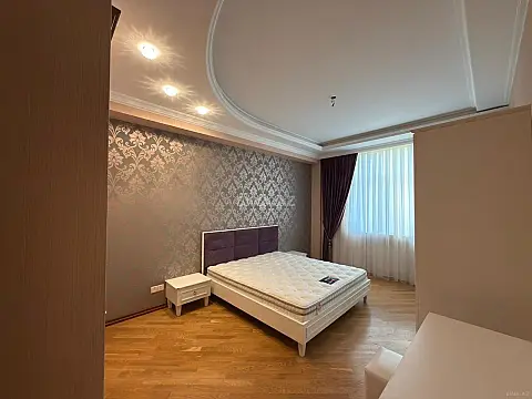 Satılır 3 otaqlı mənzil 145 m²