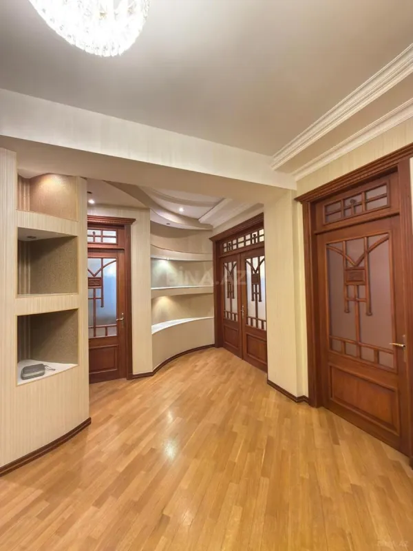 Satılır 3 otaqlı mənzil 145 m²