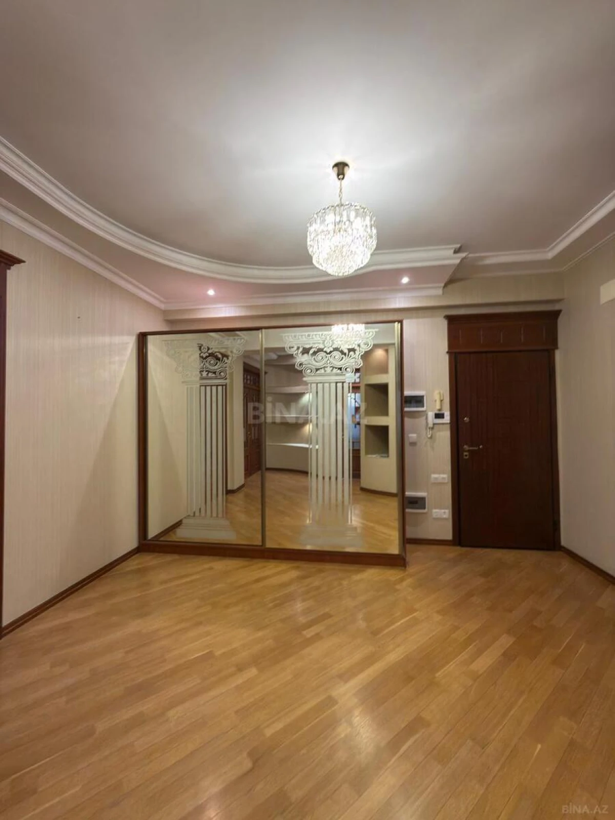 Satılır 3 otaqlı mənzil 145 m²