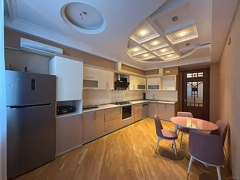 Satılır 3 otaqlı mənzil 145 m²