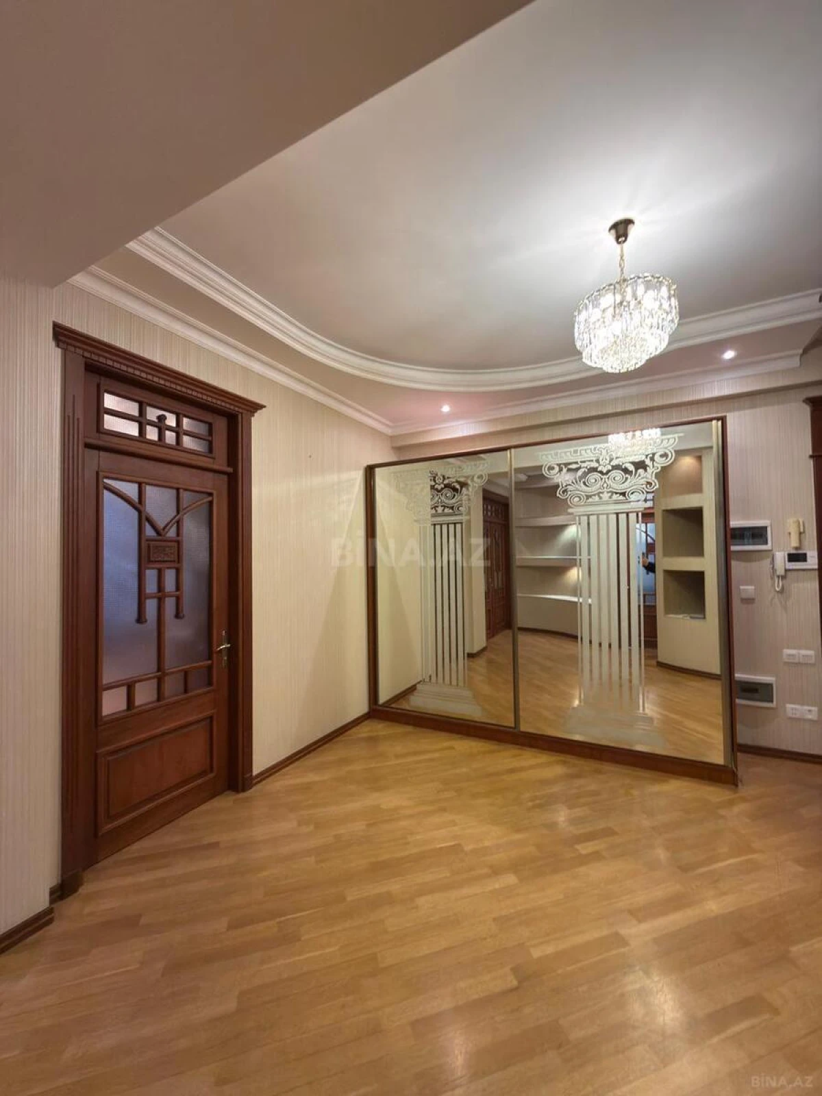 Satılır 3 otaqlı mənzil 145 m²
