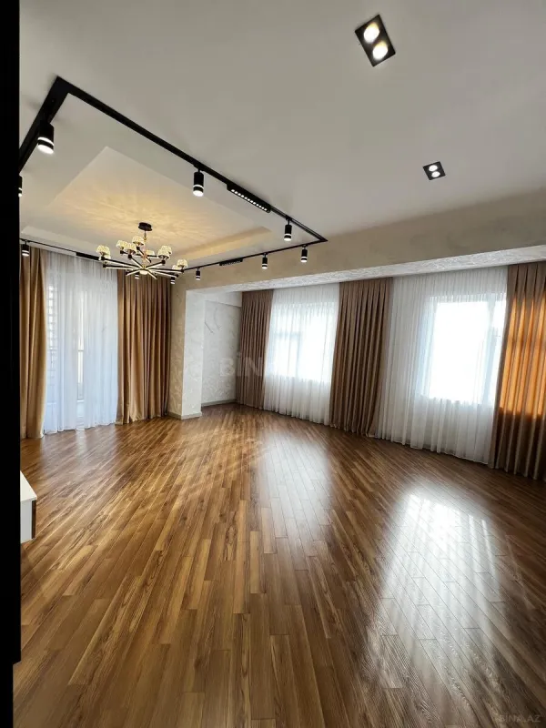 Satılır 3 otaqlı mənzil 128 m²