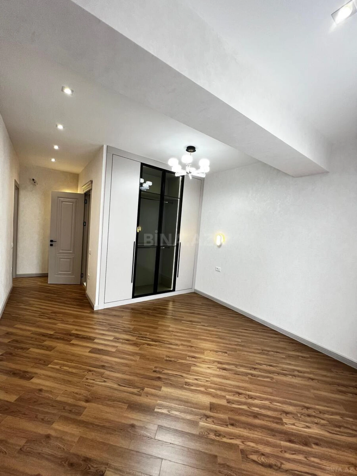 Satılır 3 otaqlı mənzil 128 m²
