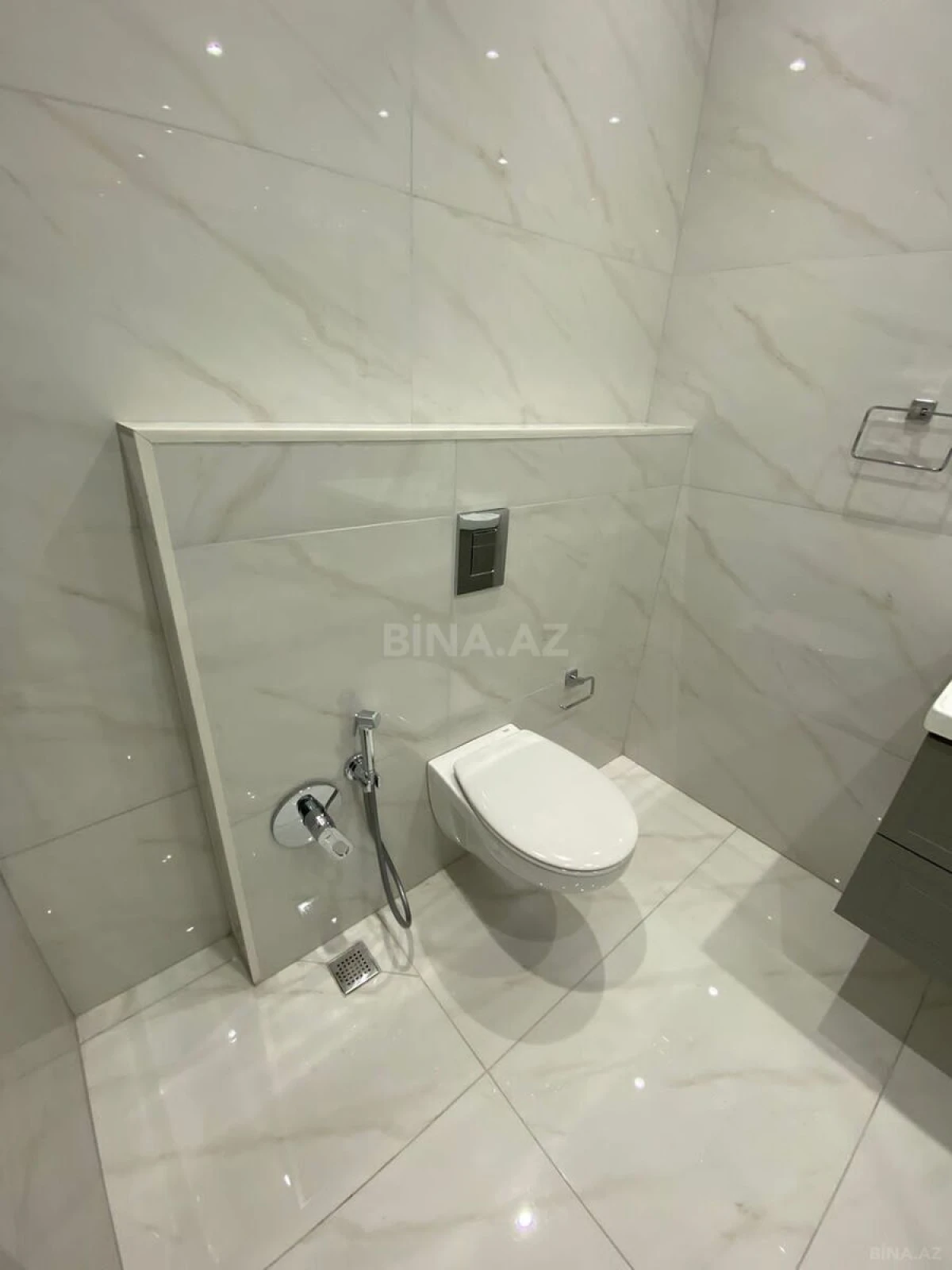 Kirayə verilir 2 otaqlı mənzil 106 m²