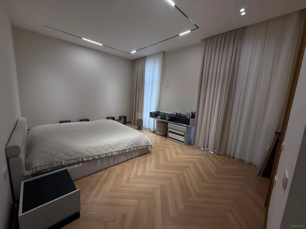 Satılır 5 otaqlı həyət evi 240 m²