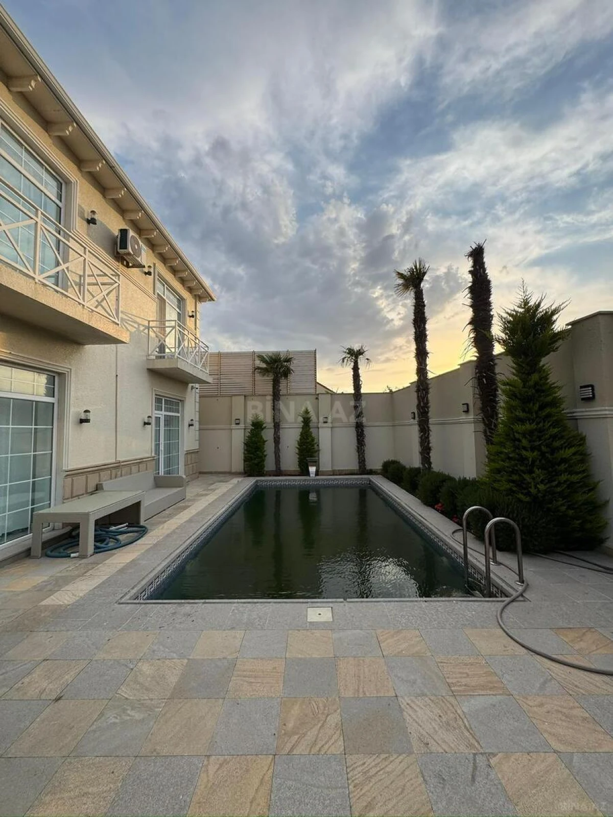 Kirayə verilir 6 otaqlı həyət evi 360 m²