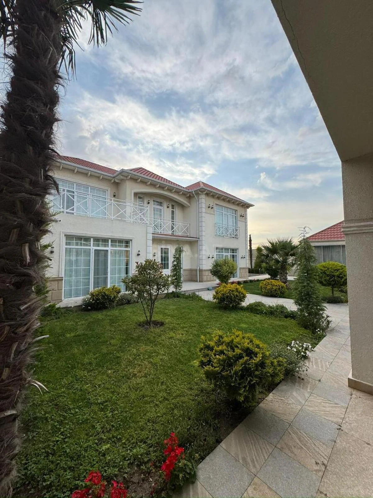 Kirayə verilir 6 otaqlı həyət evi 360 m²