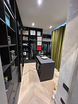 Satılır 5 otaqlı mənzil 240 m²
