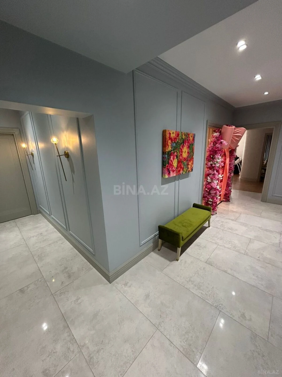 Satılır 5 otaqlı mənzil 240 m²