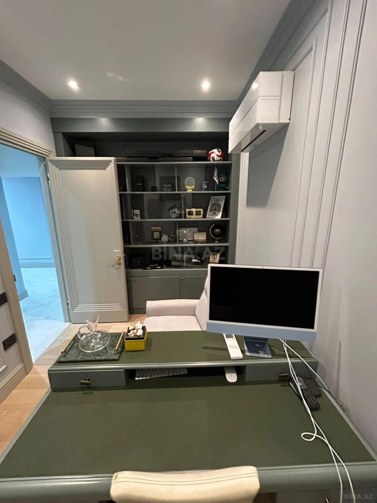 Satılır 5 otaqlı mənzil 240 m²