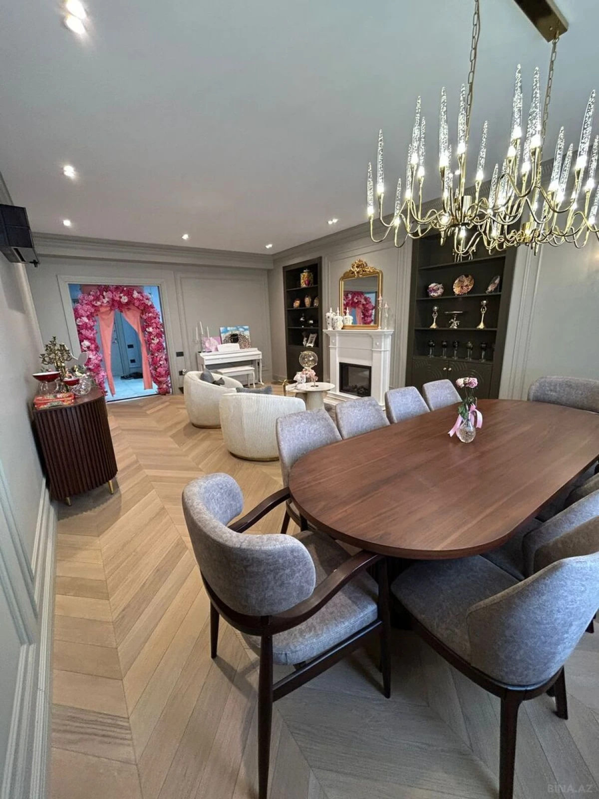 Satılır 5 otaqlı mənzil 240 m²