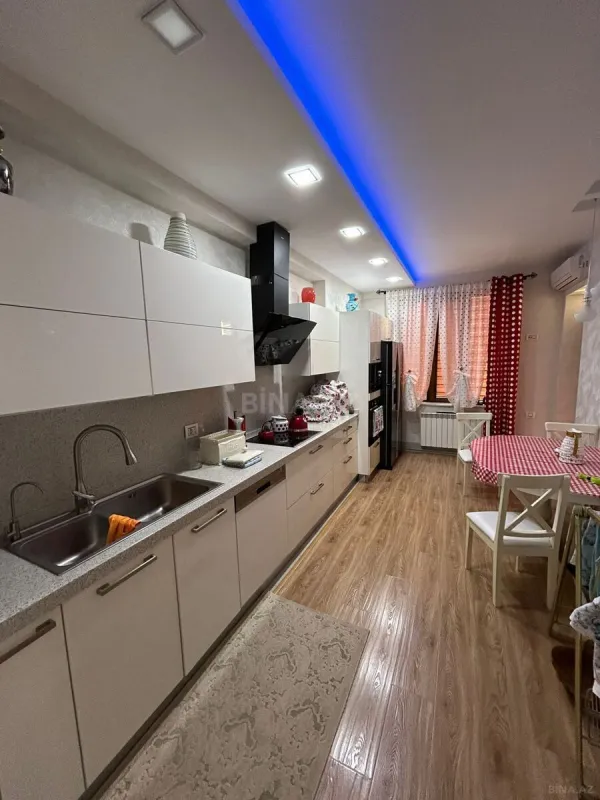 Satılır 5 otaqlı mənzil 240 m²