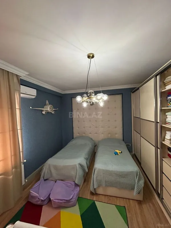 Satılır 5 otaqlı mənzil 240 m²