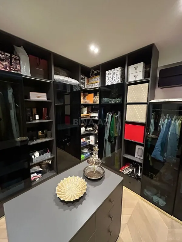 Satılır 5 otaqlı mənzil 240 m²