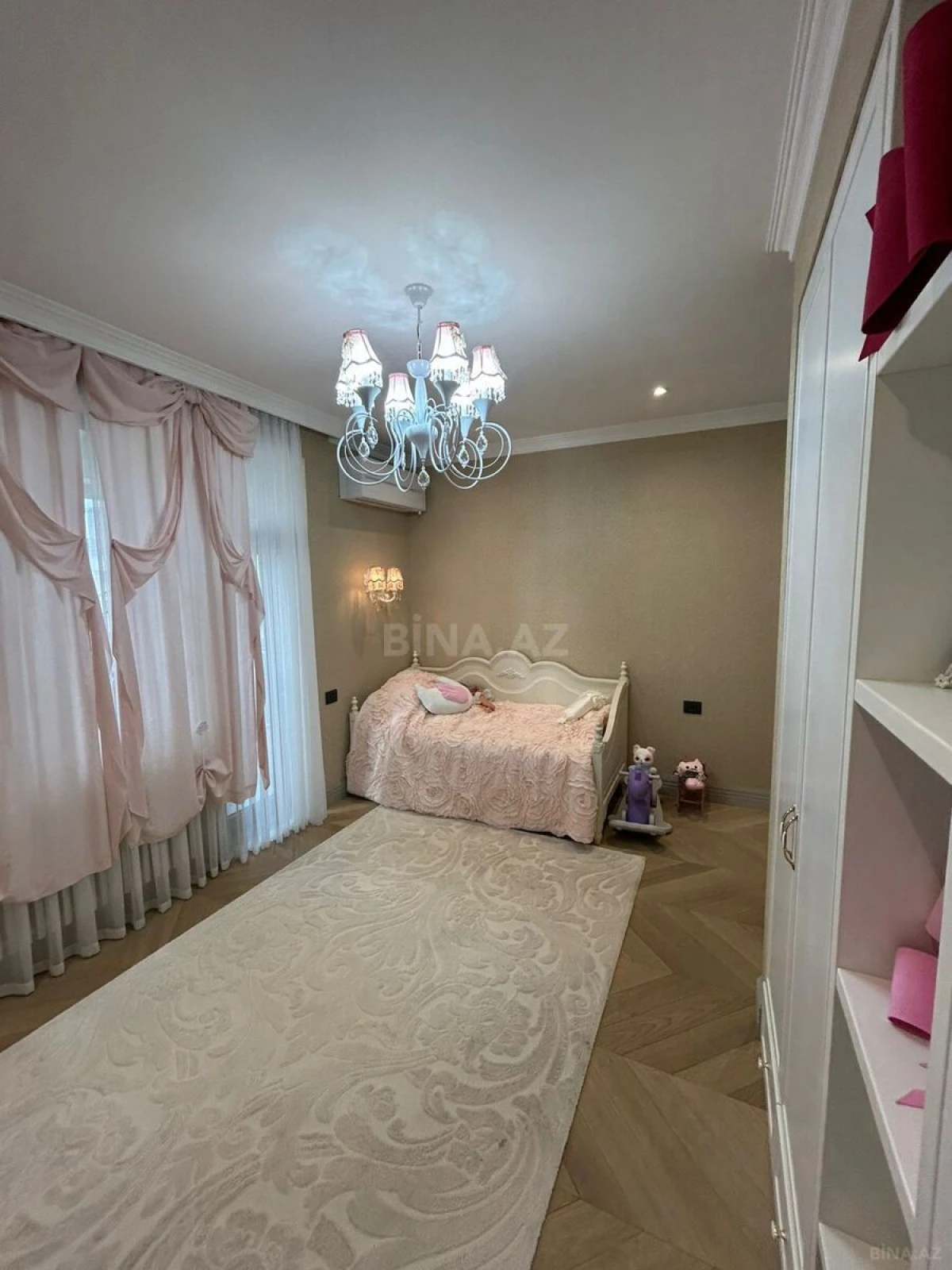 Satılır 5 otaqlı mənzil 240 m²