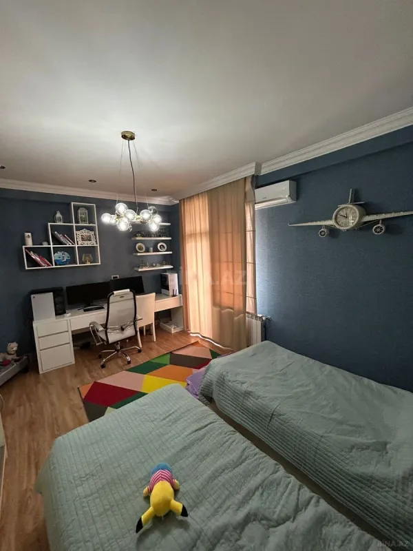 Satılır 5 otaqlı mənzil 240 m²