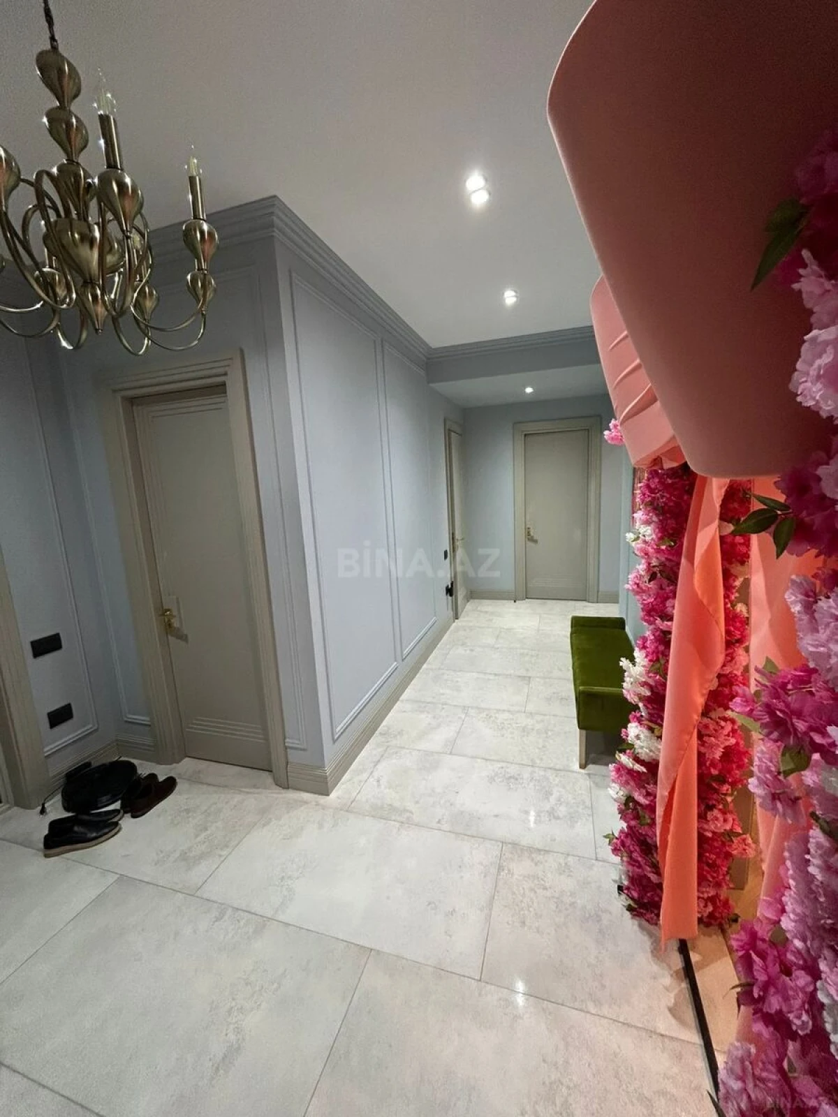 Satılır 5 otaqlı mənzil 240 m²