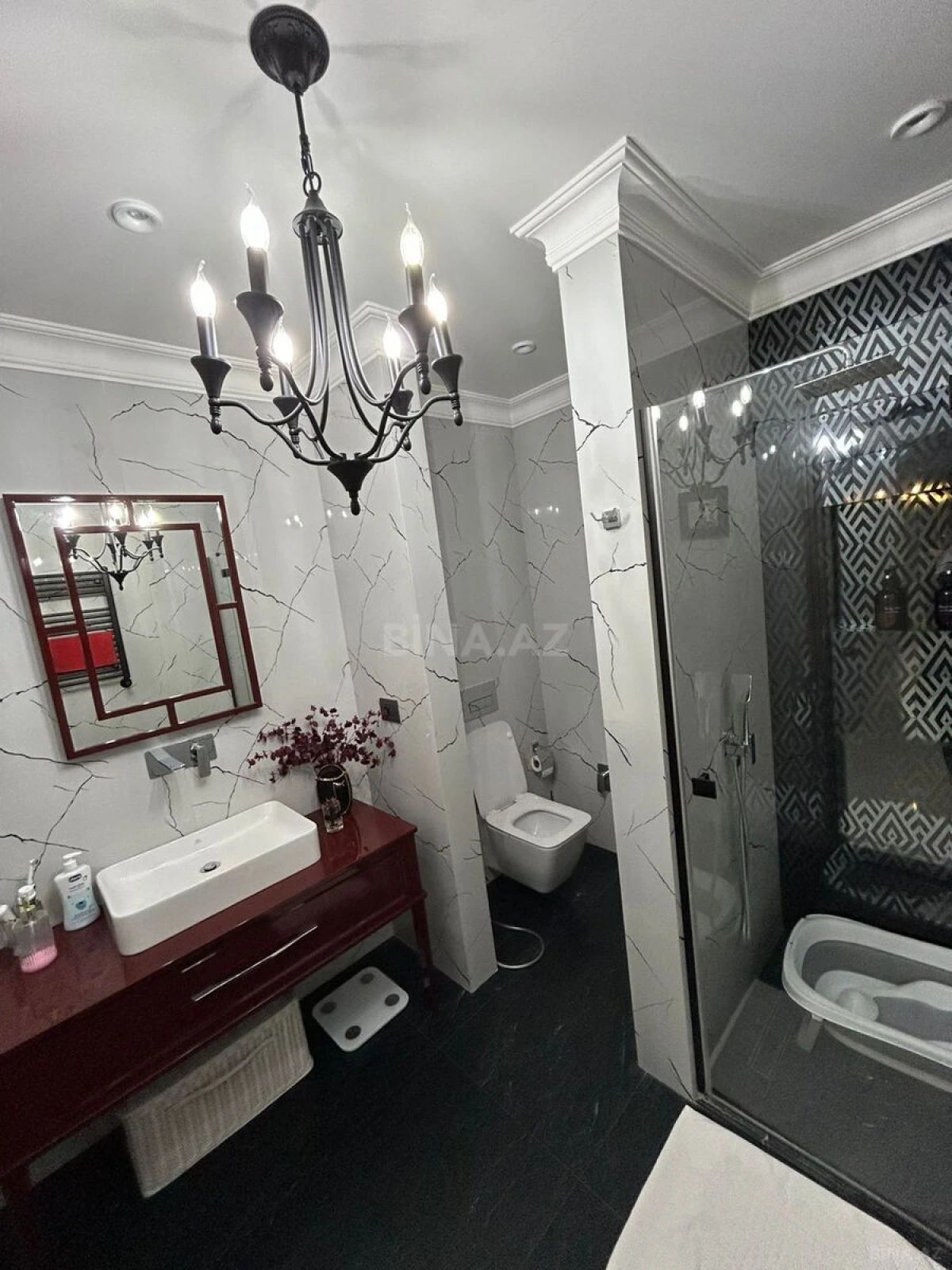 Satılır 5 otaqlı mənzil 240 m²