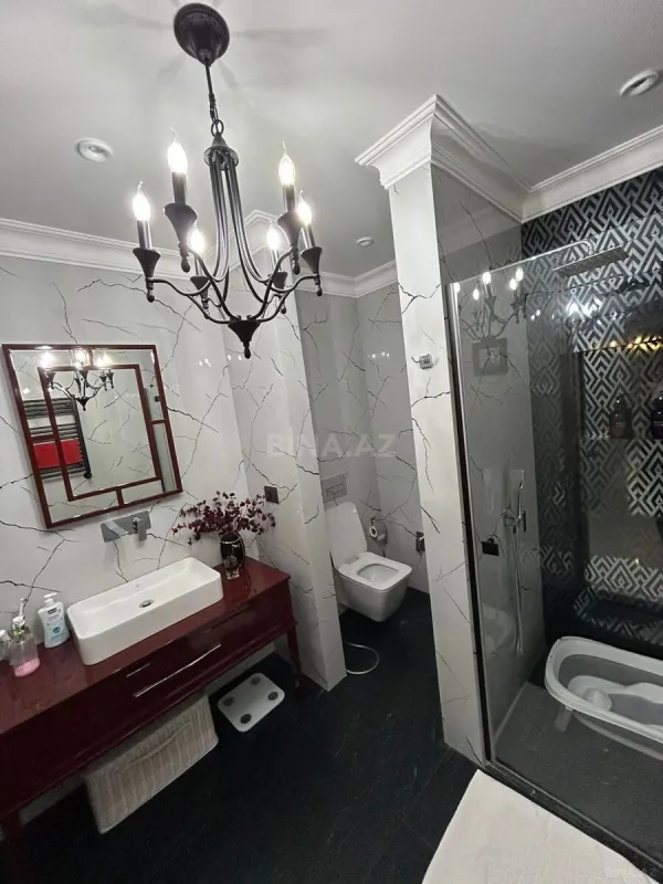 Satılır 5 otaqlı mənzil 240 m²