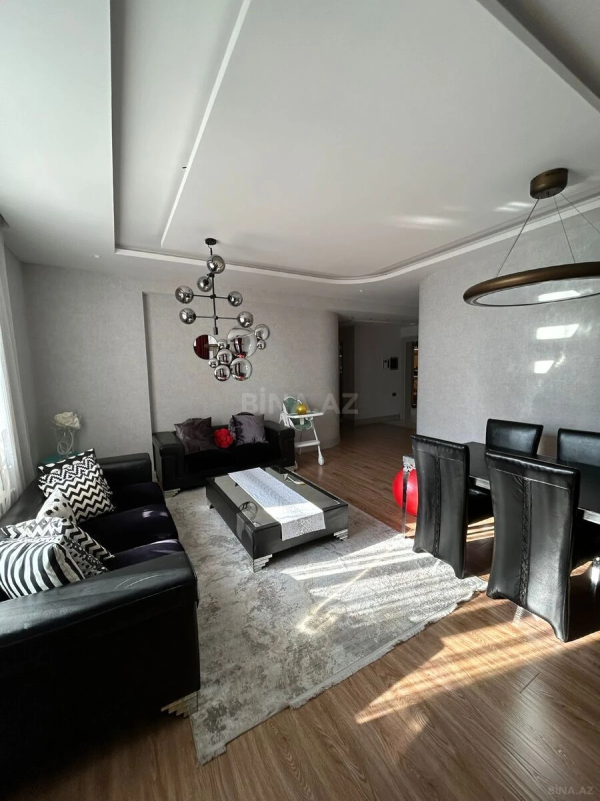 Satılır 5 otaqlı mənzil 240 m²
