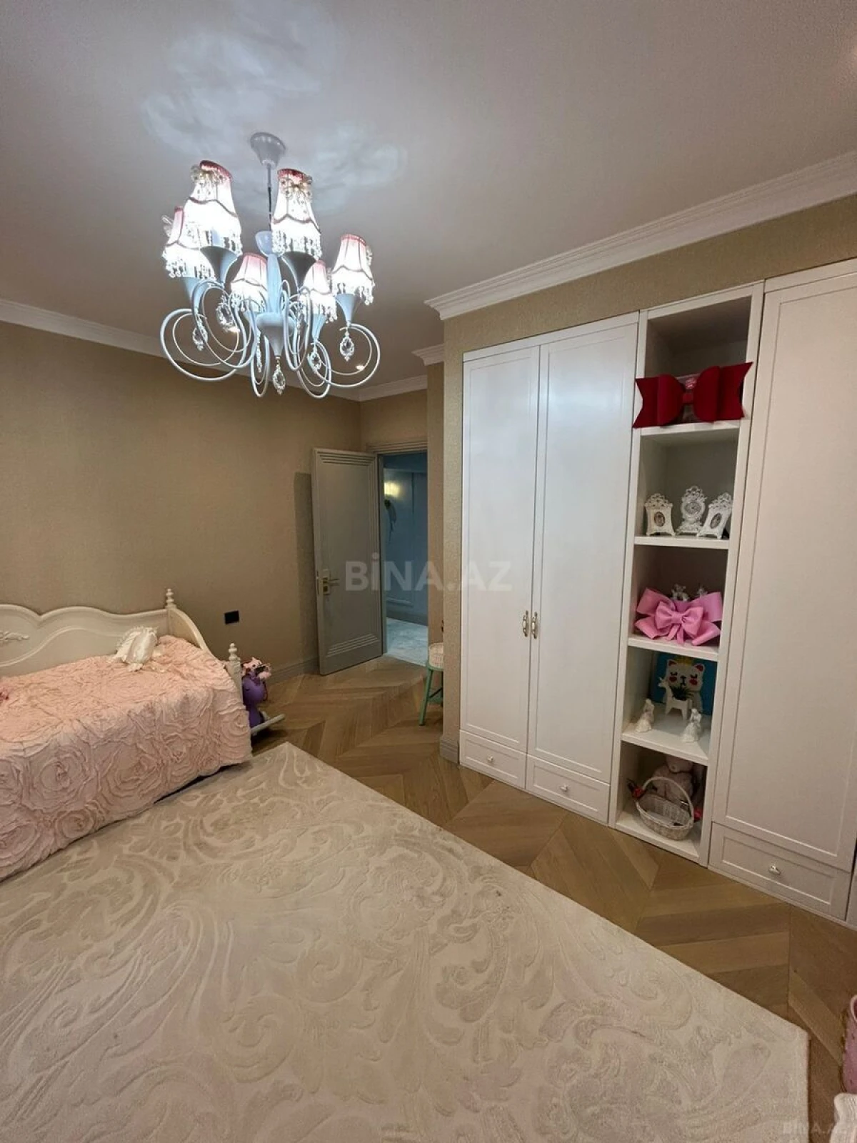 Satılır 5 otaqlı mənzil 240 m²