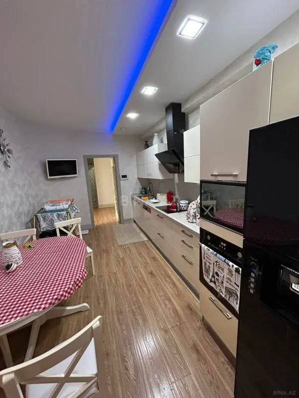 Satılır 5 otaqlı mənzil 240 m²