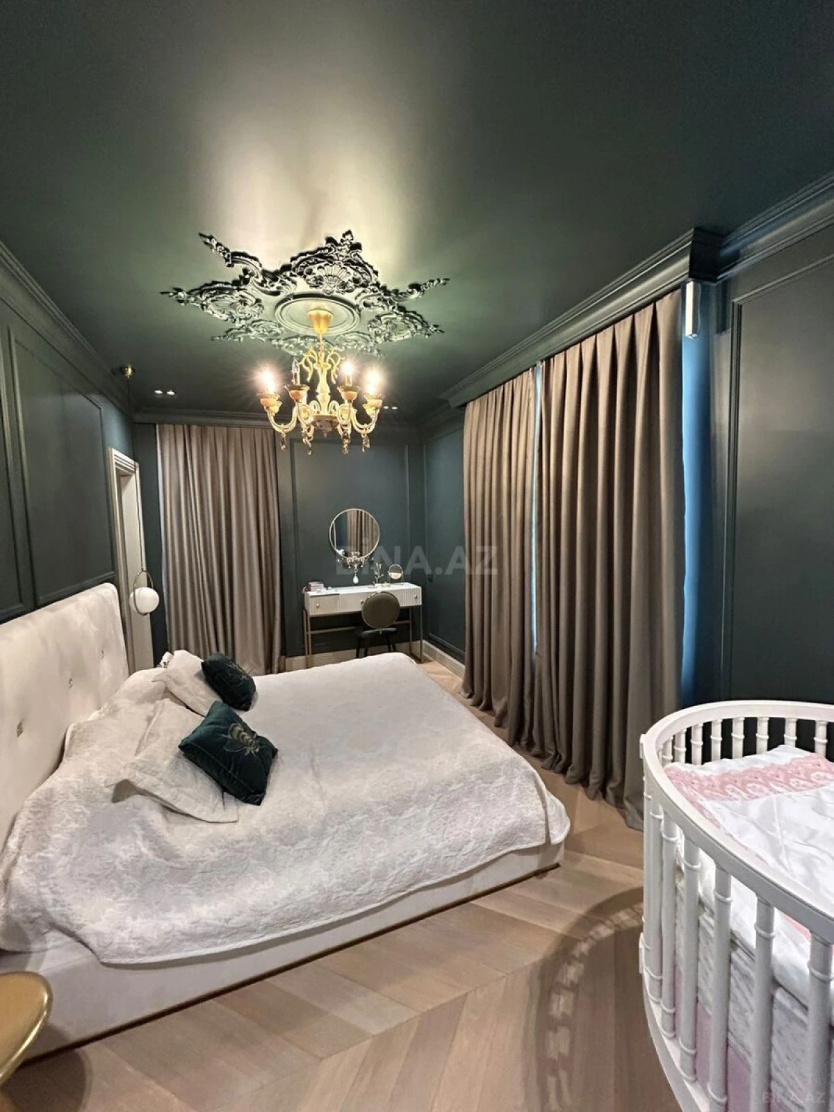 Satılır 5 otaqlı mənzil 240 m²