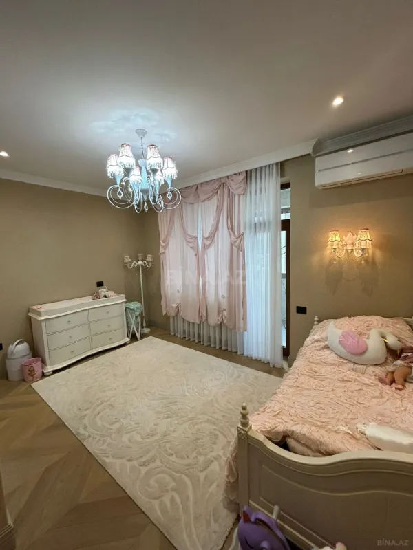 Satılır 5 otaqlı mənzil 240 m²