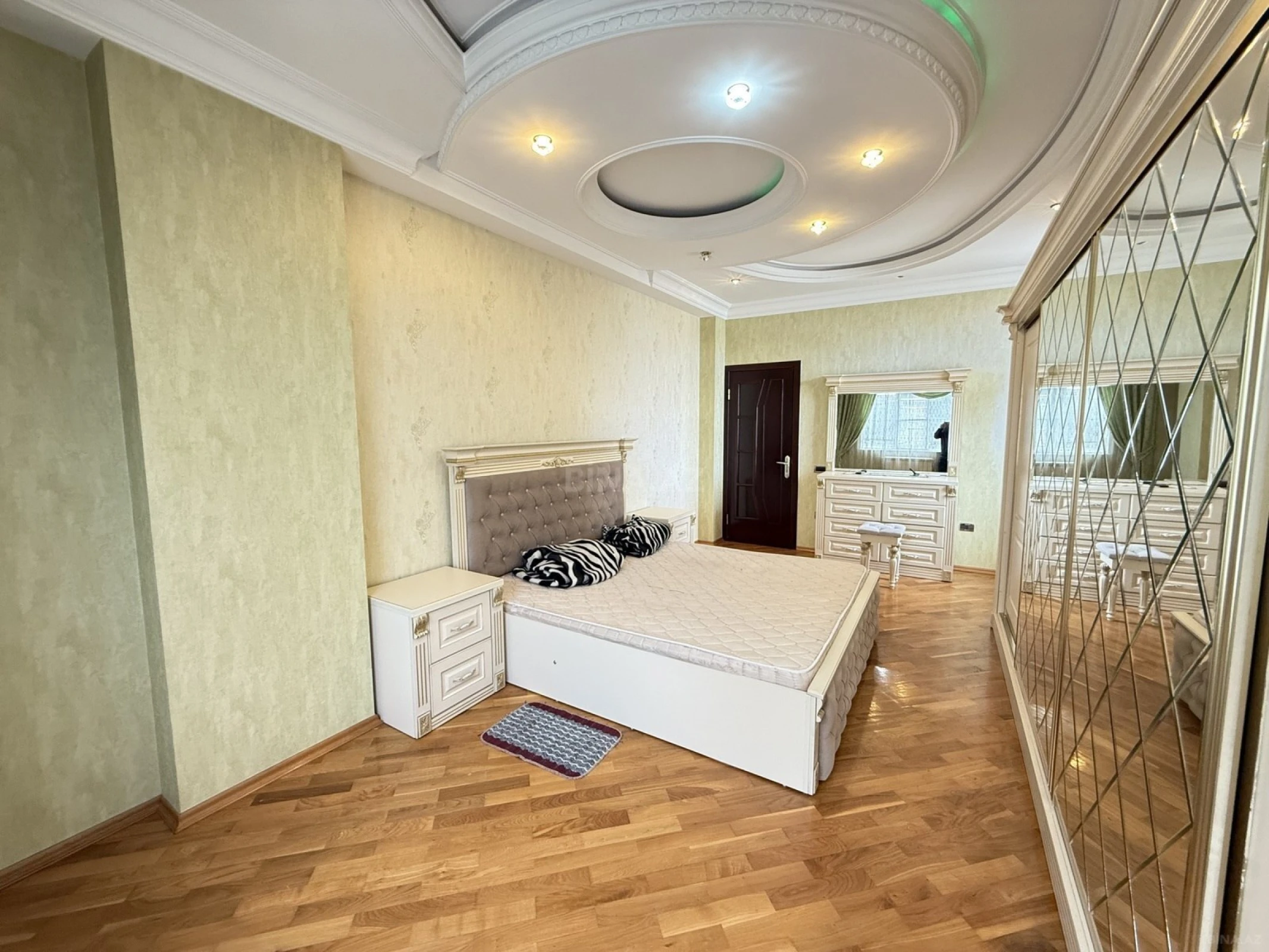 Satılır 3 otaqlı mənzil 125 m²