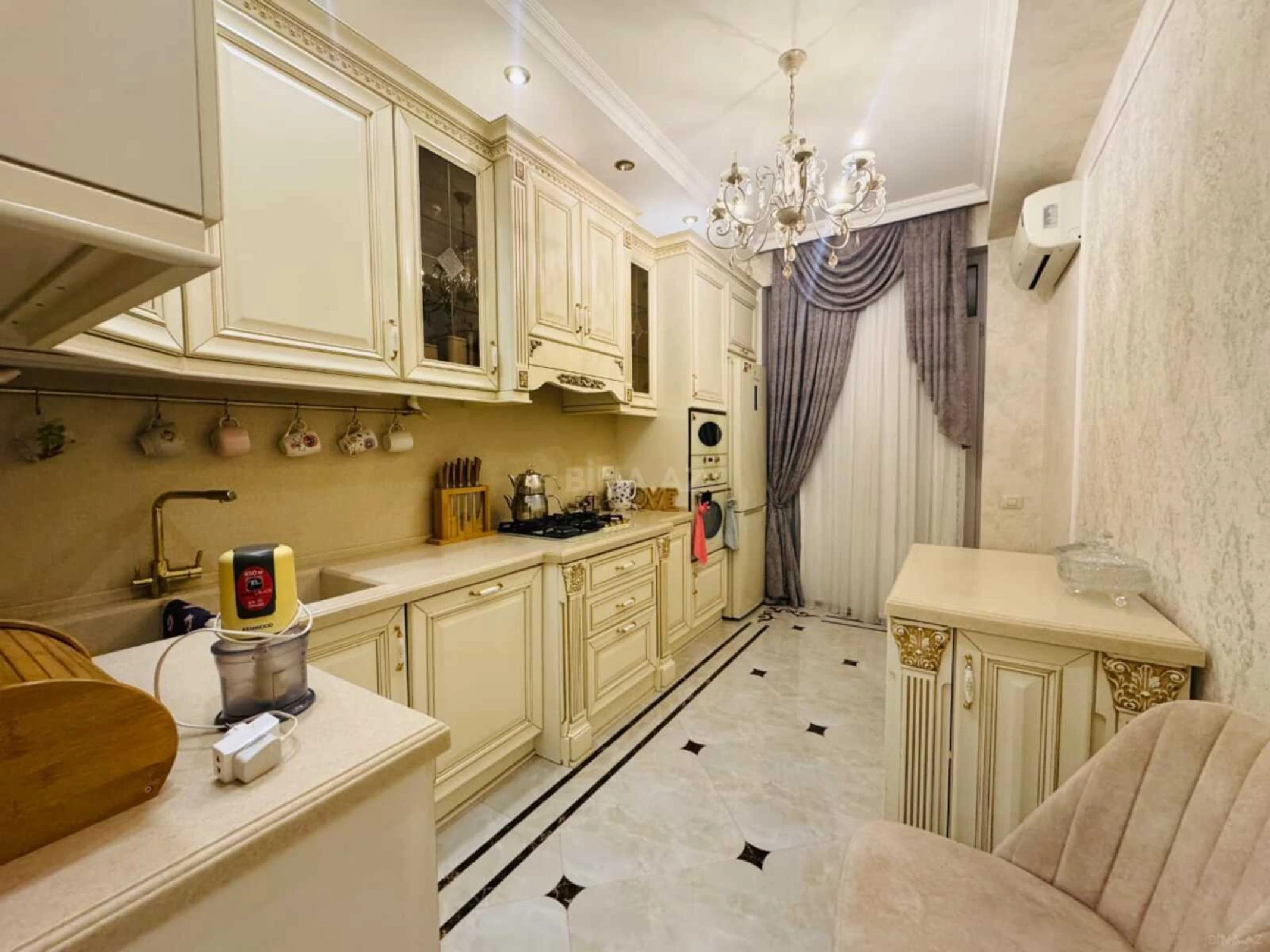 Satılır 4 otaqlı mənzil 150 m²