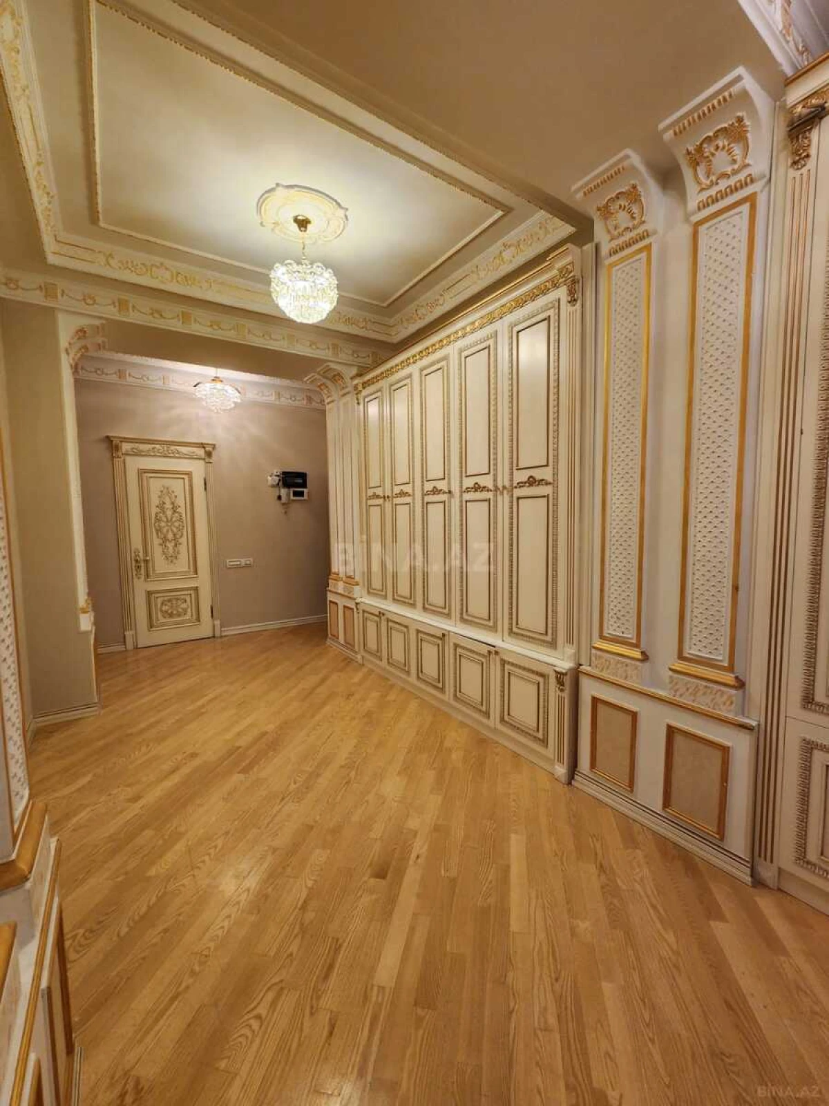 Satılır 3 otaqlı mənzil 166 m²