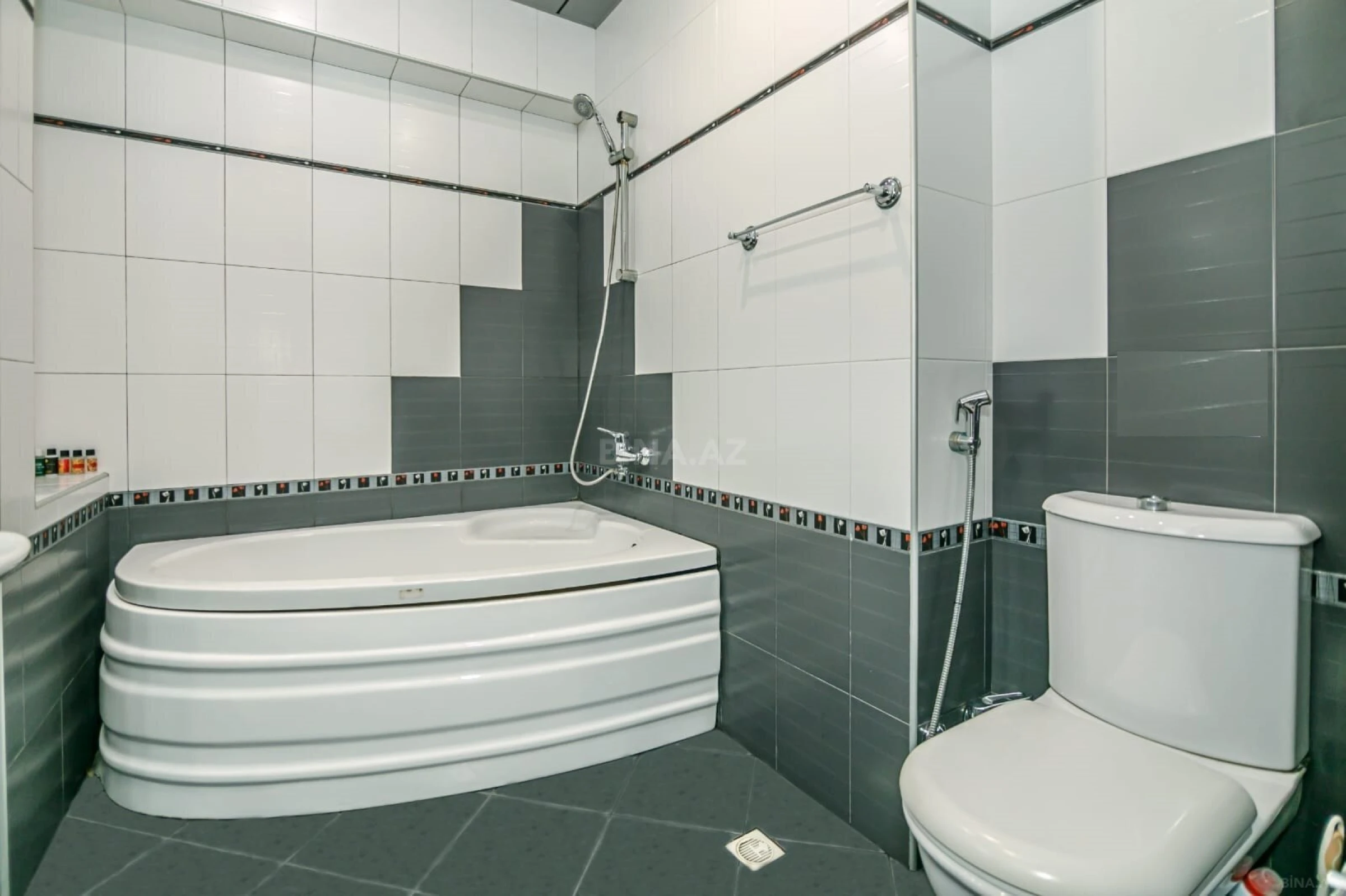 Kirayə verilir 3 otaqlı mənzil 120 m²