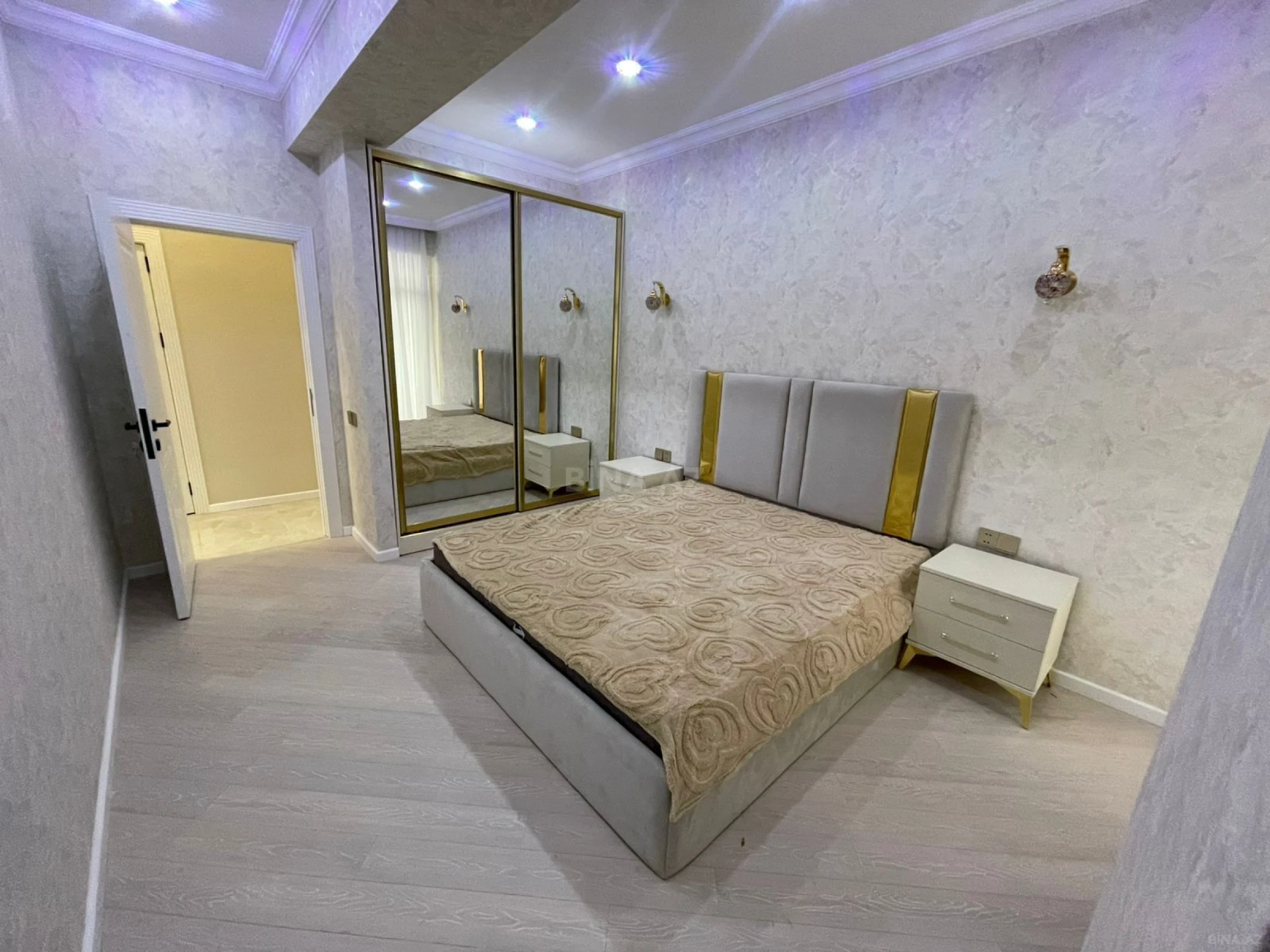 Kirayə verilir 2 otaqlı mənzil 95 m²