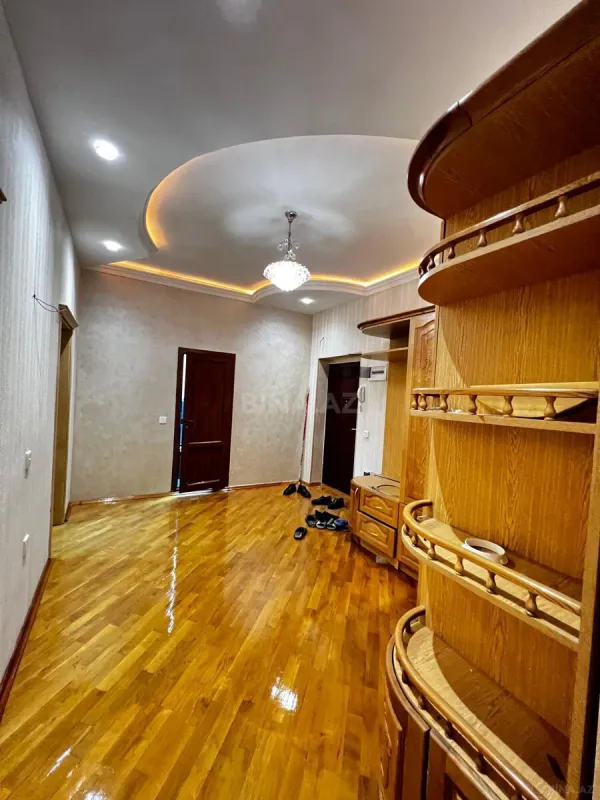 Satılır 4 otaqlı mənzil 180 m²