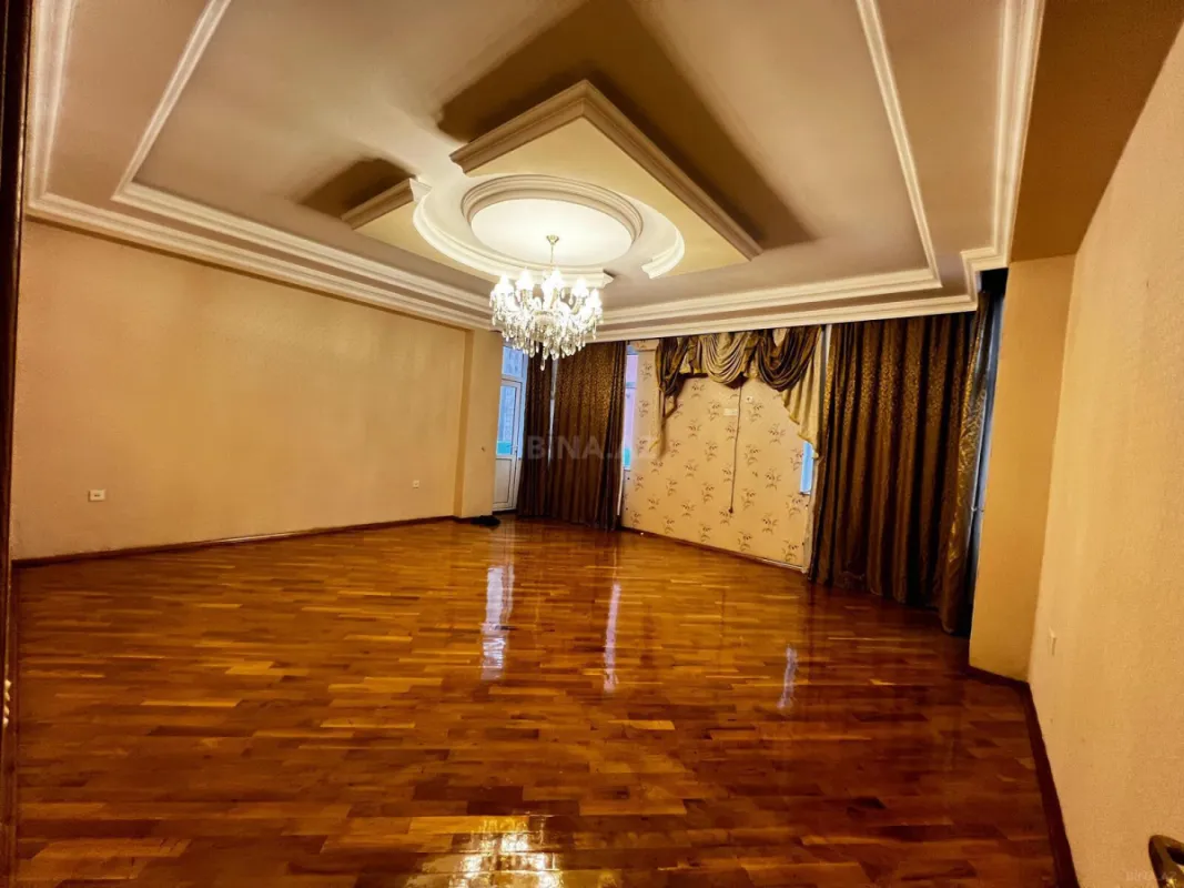 Satılır 4 otaqlı mənzil 180 m²