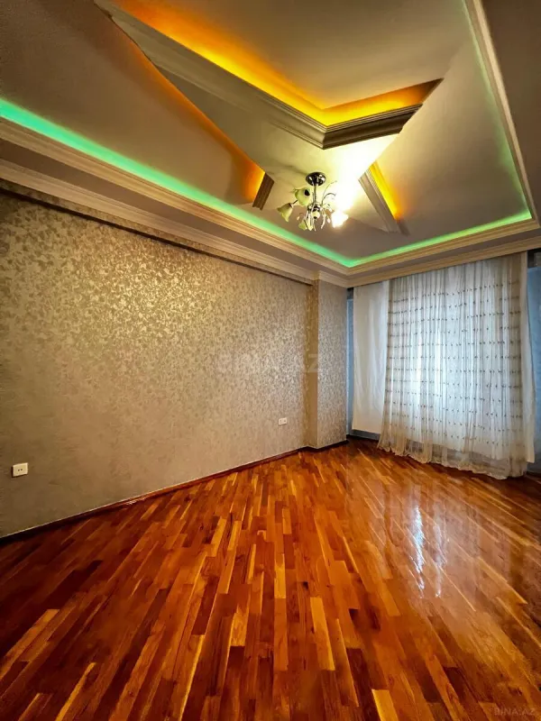 Satılır 4 otaqlı mənzil 180 m²