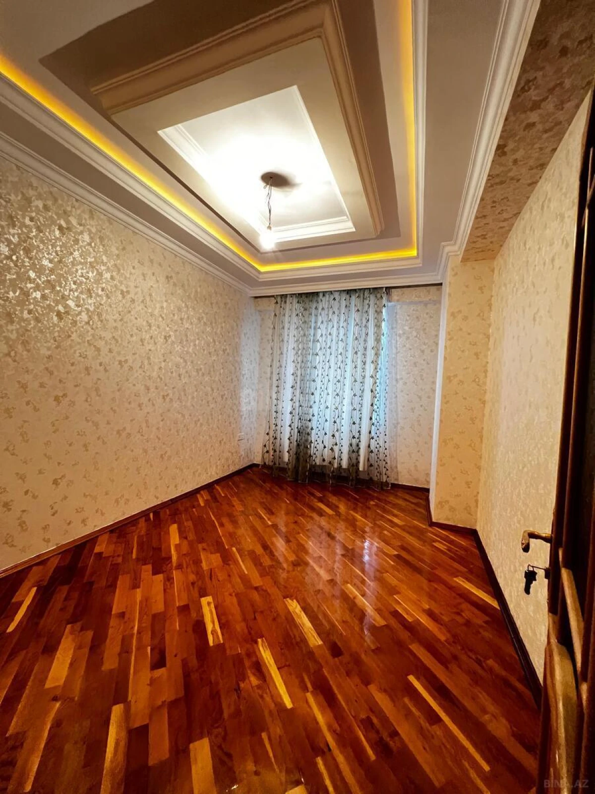 Satılır 4 otaqlı mənzil 180 m²