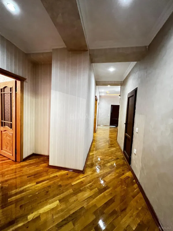 Satılır 4 otaqlı mənzil 180 m²