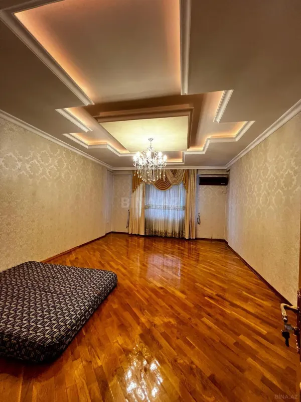 Satılır 4 otaqlı mənzil 180 m²