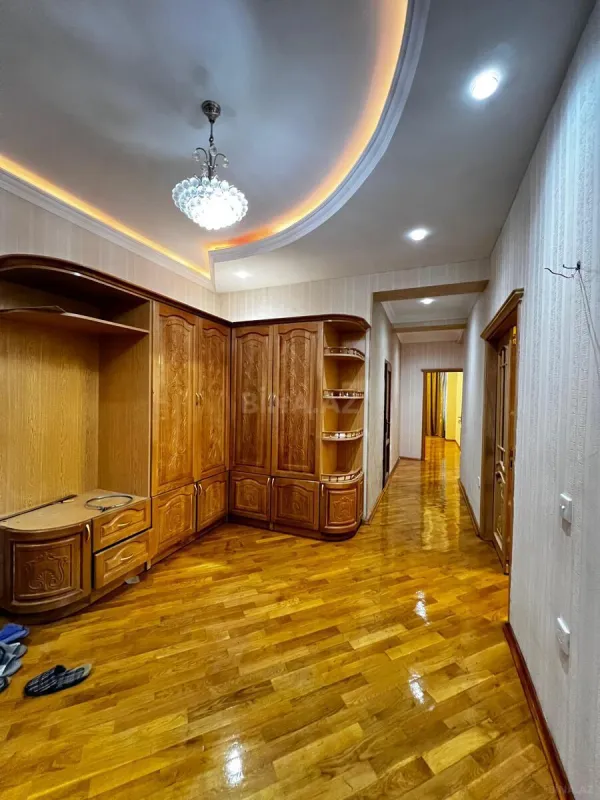 Satılır 4 otaqlı mənzil 180 m²