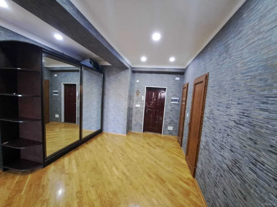 Satılır 3 otaqlı mənzil 135 m²