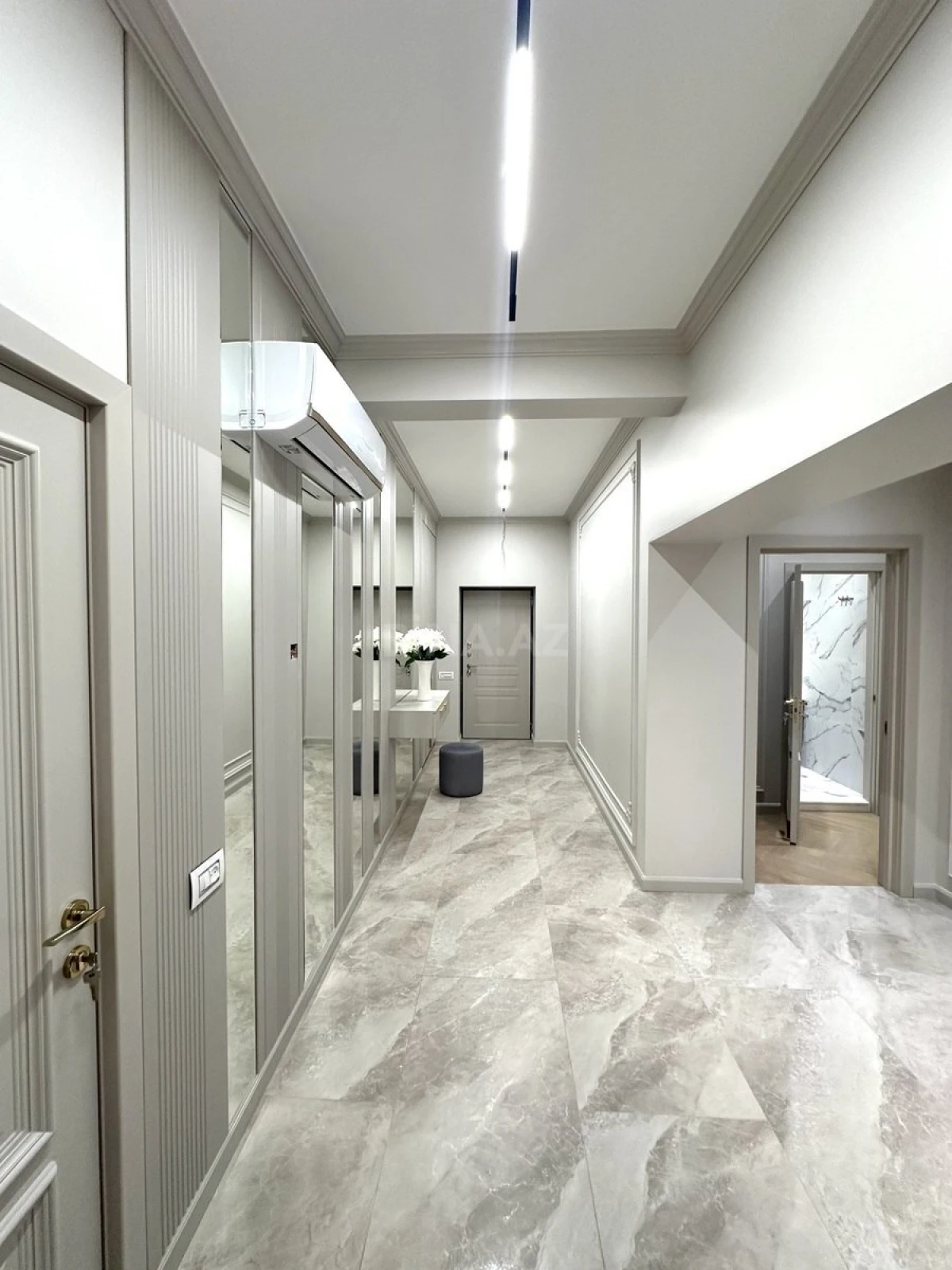 Satılır 3 otaqlı mənzil 113 m²