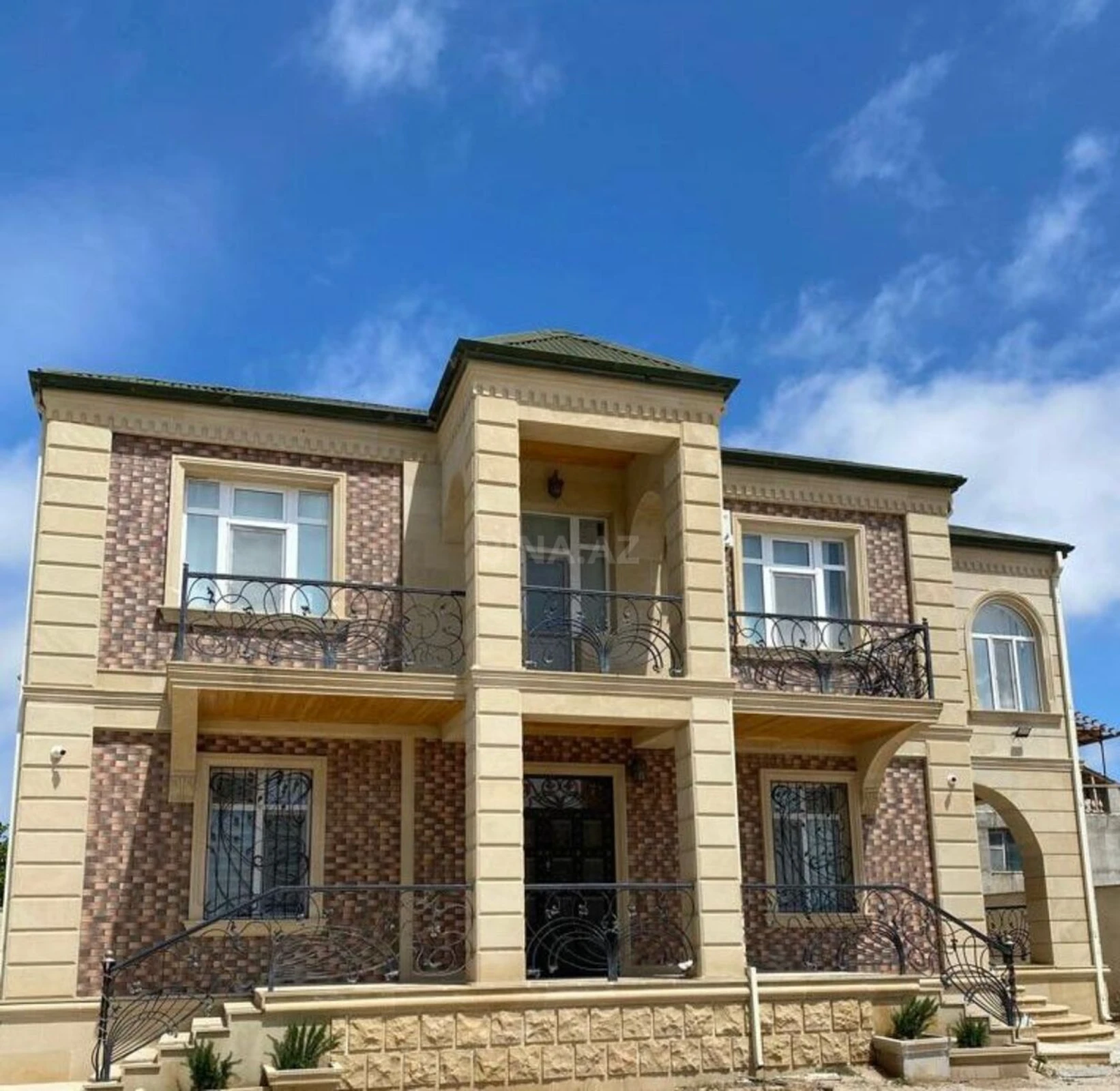 Satılır 7 otaqlı həyət evi 280 m²