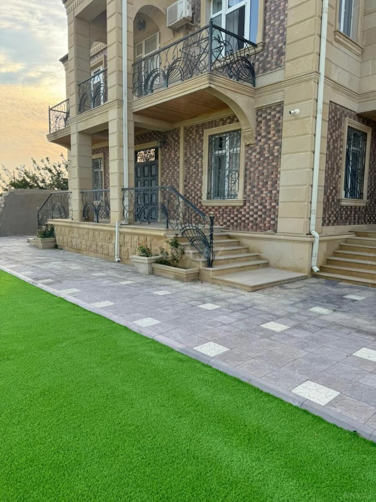 Satılır 7 otaqlı həyət evi 280 m²